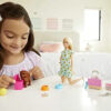 Barbie Famille coffret Anniversaire des Chiots avec poupée blonde, 2 figurines chiens, pâte à modeler et accessoires, jouet pour enfant, GXV75