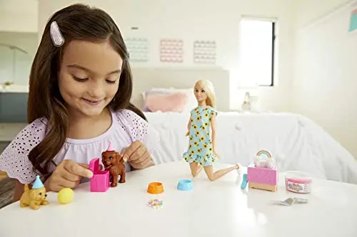 Barbie Famille coffret Anniversaire des Chiots avec poupée blonde, 2 figurines chiens, pâte à modeler et accessoires, jouet pour enfant, GXV75