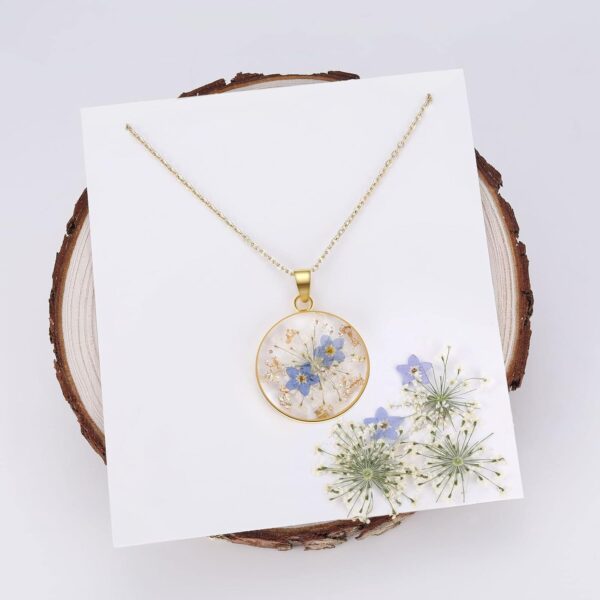 Collier de fleurs pressées en dentelle Myosotis et Queen Anne | Collier de fleurs pressées en or | Colliers personnalisés faits à la main pour femmes | Bijoux Myosotis | collier femme | 45 CM 5 Collier de fleurs pressées en dentelle Myosotis et Queen Anne | Collier de fleurs pressées en or | Colliers personnalisés faits à la main pour femmes | Bijoux Myosotis | collier femme | 45 CM
