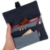 Blague à tabac en tissu Denim avec compartiments pour filtres, papier à rouler et briquet – Pochette pour sachet de tabac à rouler de 30-50 g (Fermeture rouge) 9 Blague à tabac en tissu Denim avec compartiments pour filtres, papier à rouler et briquet – Pochette pour sachet de tabac à rouler de 30-50 g (Fermeture rouge)