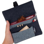 Blague à tabac en tissu Denim avec compartiments pour filtres, papier à rouler et briquet – Pochette pour sachet de tabac à rouler de 30-50 g (Fermeture rouge) 16 Blague à tabac en tissu Denim avec compartiments pour filtres, papier à rouler et briquet – Pochette pour sachet de tabac à rouler de 30-50 g (Fermeture rouge) 16