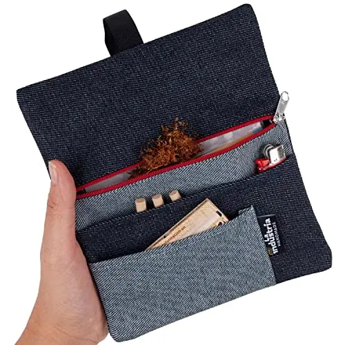 Blague à tabac en tissu Denim avec compartiments pour filtres, papier à rouler et briquet – Pochette pour sachet de tabac à rouler de 30-50 g (Fermeture rouge) 3 Blague à tabac en tissu Denim avec compartiments pour filtres, papier à rouler et briquet – Pochette pour sachet de tabac à rouler de 30-50 g (Fermeture rouge)
