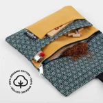 Pochette à tabac en Tissu – Blague à tabac à rouler de 30/50 g avec compartiments pour Filtres, Papier et Briquet MAKI 17 Pochette à tabac en Tissu – Blague à tabac à rouler de 30/50 g avec compartiments pour Filtres, Papier et Briquet MAKI 17