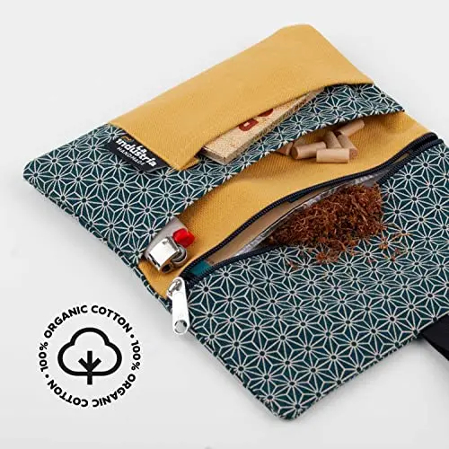 Pochette à tabac en Tissu – Blague à tabac à rouler de 30/50 g avec compartiments pour Filtres, Papier et Briquet MAKI 5 Pochette à tabac en Tissu - Blague à tabac à rouler de 30/50 g avec compartiments pour Filtres, Papier et Briquet MAKI