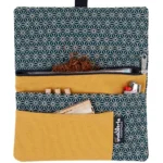 Pochette à tabac en Tissu – Blague à tabac à rouler de 30/50 g avec compartiments pour Filtres, Papier et Briquet MAKI 18 Pochette à tabac en Tissu – Blague à tabac à rouler de 30/50 g avec compartiments pour Filtres, Papier et Briquet MAKI 18