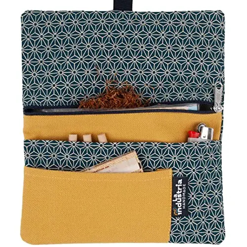 Pochette à tabac en Tissu – Blague à tabac à rouler de 30/50 g avec compartiments pour Filtres, Papier et Briquet MAKI 7 Pochette à tabac en Tissu - Blague à tabac à rouler de 30/50 g avec compartiments pour Filtres, Papier et Briquet MAKI