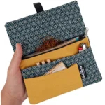 Pochette à tabac en Tissu – Blague à tabac à rouler de 30/50 g avec compartiments pour Filtres, Papier et Briquet MAKI 16 Pochette à tabac en Tissu – Blague à tabac à rouler de 30/50 g avec compartiments pour Filtres, Papier et Briquet MAKI 16