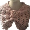 cape chauffe épaule au crochet rose fait main et sa broche rose
