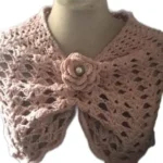 cape chauffe épaule au crochet rose fait main et sa broche rose 12