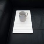 Table de canapé pour le accoudoir moulante en bois en plusieurs couleurs comme blanc Petites tables modulables au dessus plateau lit étroit et rabattable Enveloppes minces Serveur de plateaux 37