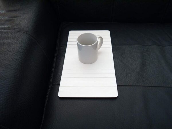 Table de canapé pour le accoudoir moulante en bois en plusieurs couleurs comme blanc Petites tables modulables au dessus plateau lit étroit et rabattable Enveloppes minces Serveur de plateaux