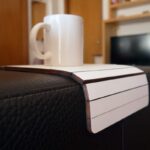 Table de canapé pour le accoudoir moulante en bois en plusieurs couleurs comme blanc Petites tables modulables au dessus plateau lit étroit et rabattable Enveloppes minces Serveur de plateaux 36