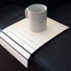 Table de canapé pour le accoudoir moulante en bois en plusieurs couleurs comme blanc Petites tables modulables au dessus plateau lit étroit et rabattable Enveloppes minces Serveur de plateaux