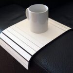 Table de canapé pour le accoudoir moulante en bois en plusieurs couleurs comme blanc Petites tables modulables au dessus plateau lit étroit et rabattable Enveloppes minces Serveur de plateaux 35