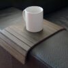 Table de canapé pour le accoudoir moulante en bois en plusieurs couleurs comme blanc Petites tables modulables au dessus plateau lit étroit et rabattable Enveloppes minces Serveur de plateaux