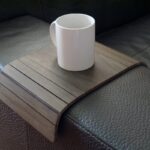 Table de canapé pour le accoudoir moulante en bois en plusieurs couleurs comme blanc Petites tables modulables au dessus plateau lit étroit et rabattable Enveloppes minces Serveur de plateaux 39