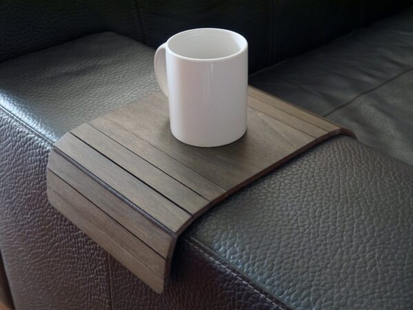Table de canapé pour le accoudoir moulante en bois en plusieurs couleurs comme blanc Petites tables modulables au dessus plateau lit étroit et rabattable Enveloppes minces Serveur de plateaux