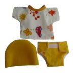 Brassière poupon 30 cm avec sa couche et son bonnet jaune 17