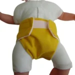 Brassière poupon 30 cm avec sa couche et son bonnet jaune 18