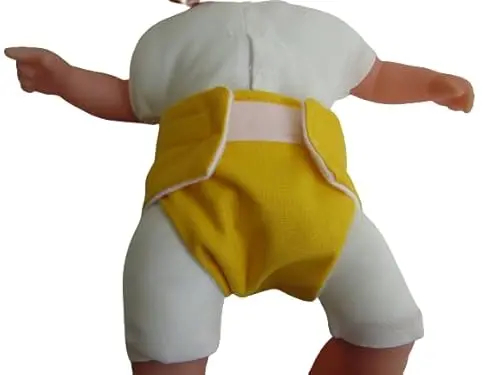 Brassière poupon 30 cm avec sa couche et son bonnet jaune