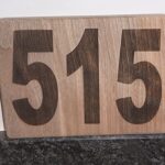 Plaque en bois gravée personnalisable (petite) – inscription au choix (citation, information, texte) – support environ 9cm x 12cm. 17