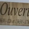 Plaque en bois gravée personnalisable (petite) - inscription au choix (citation, information, texte) - support environ 9cm x 12cm.