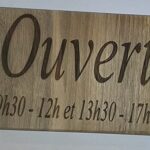 Plaque en bois gravée personnalisable (petite) – inscription au choix (citation, information, texte) – support environ 9cm x 12cm. 18