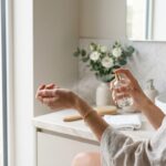 Parfum vaporisé sur poignet élégant Flacon de parfum vaporisé près d'un poignet sur une coiffeuse élégante