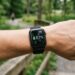 Montre connectee avec ecran allume affichant le niveau de batterie