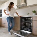 Panne lave-vaisselle Bosch diagnostic Personne inspectant un lave-vaisselle Bosch en panne dans une cuisine