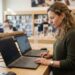 Personne comparant deux ordinateurs portables sur une table en magasin