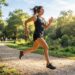 Personne en pleine course portant un casque bluetooth de sport en extérieur