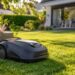 Robot tondeuse autonome en train de tondre une pelouse dans un jardin résidentiel ensoleillé