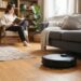 Aspirateur robot circulant dans un salon lumineux près d'un canapé